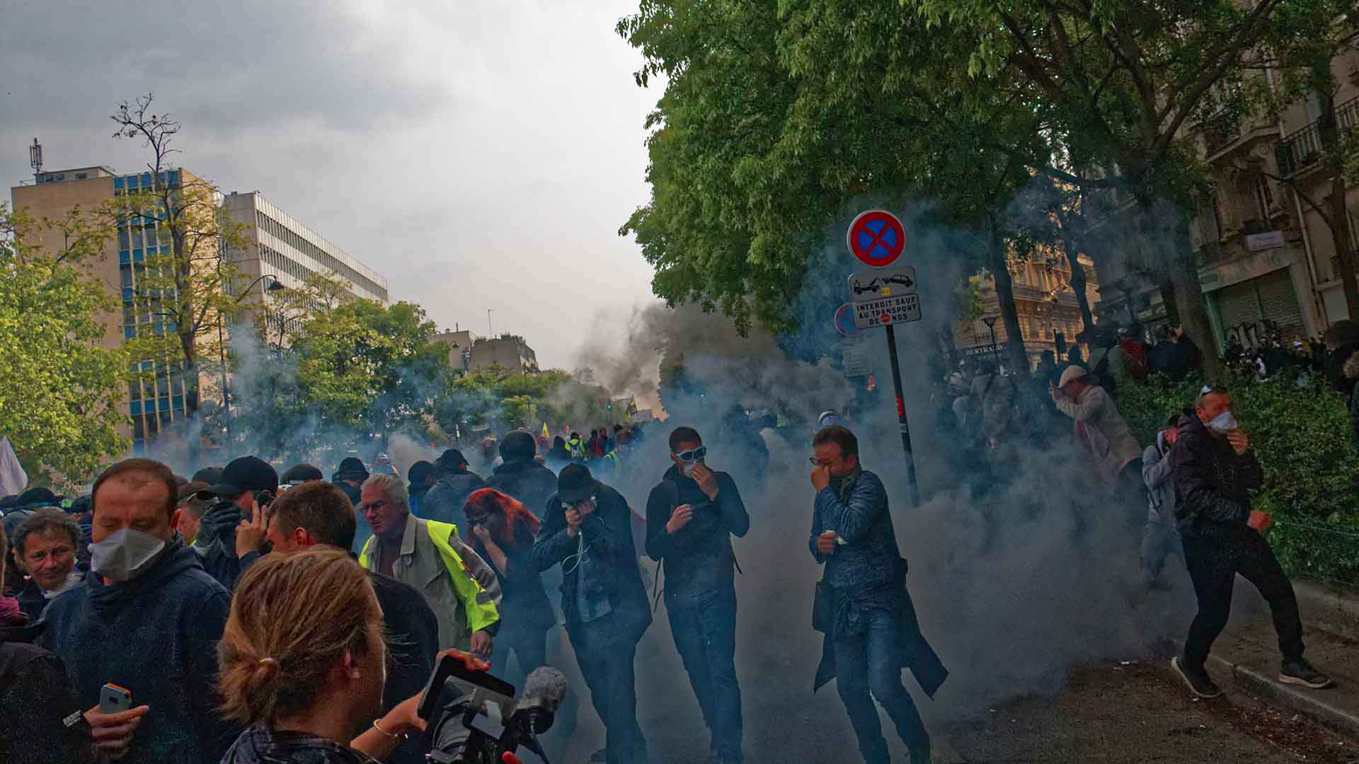 Manifestation des gilets jaunes le 1er Mai  2019, Gaz lacrymogène sur les manifestants